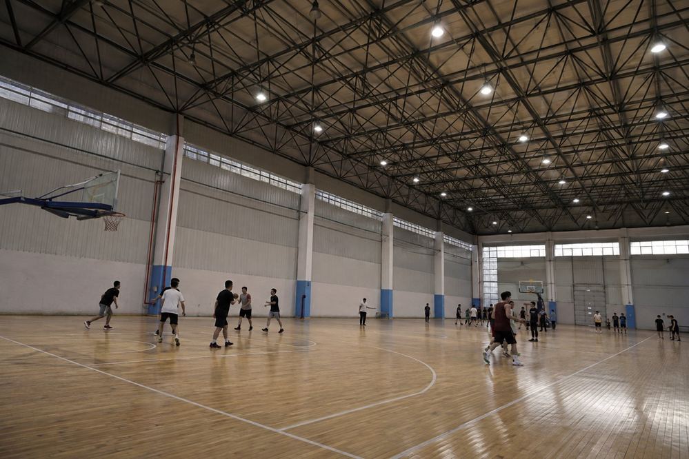 木地板羽毛球场 8 片, 按片选场按小时预订 · AI 示意